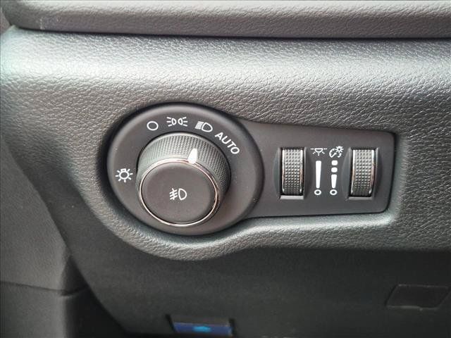 Used 2025 Chrysler Pacifica Select FWD image 10