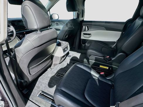 Used 2023 Kia Carnival LX FWD image 22