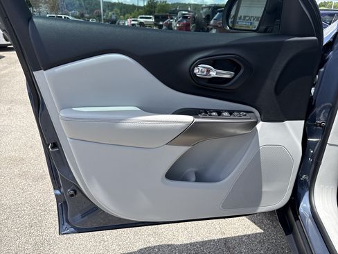Used 2021 Jeep Cherokee Latitude Plus FWD image 10