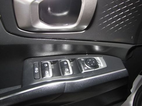Used 2023 Kia Sorento LX FWD image 11