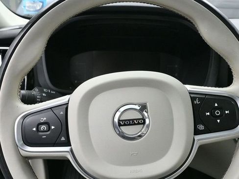 Used 2019 Volvo XC60 T6 Momentum w/ Advanced Package image 10