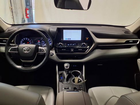Used 2023 Toyota Highlander XLE image 11