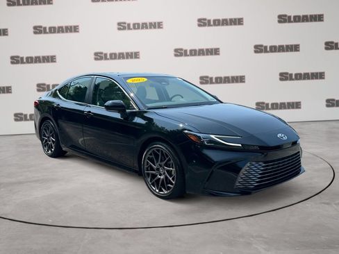 Used 2025 Toyota Camry XLE FWD image 7