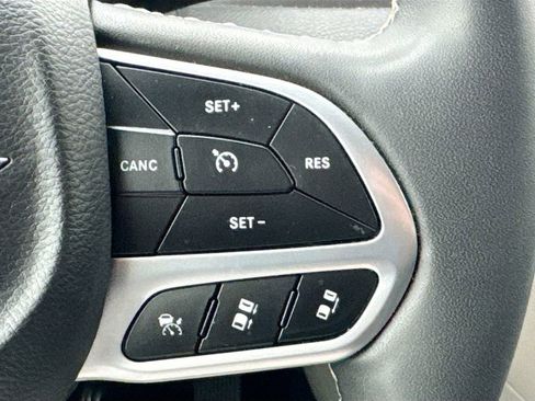 Used 2024 Chrysler Pacifica Touring-L image 10