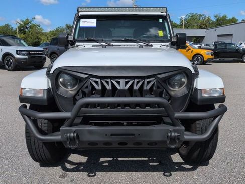 Used 2018 Jeep Wrangler Unlimited Sahara AWD/4WD image 9