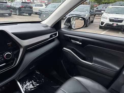 Used 2025 Toyota Highlander XLE AWD/4WD image 31
