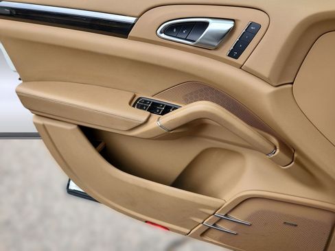Used 2014 Porsche Cayenne S image 17