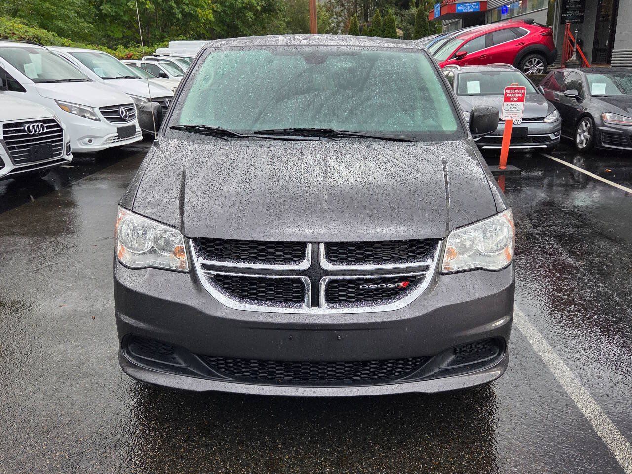 Used 2019 Dodge Grand Caravan SE w/ UConnect Hands-Free Group FWD image 2