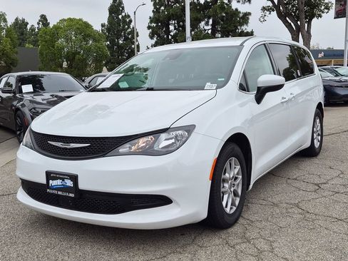 Used 2023 Chrysler Voyager LX FWD image 3