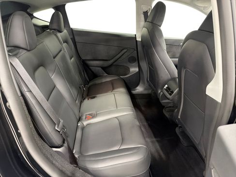 Certified 2022 Tesla Model Y Long Range AWD/4WD image 11