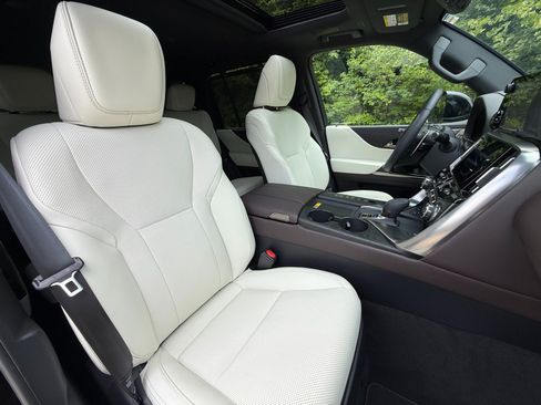Used 2026 Lexus LX 700h Luxury AWD/4WD image 17