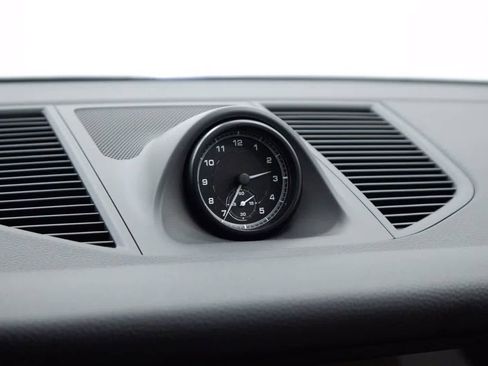 Certified 2025 Porsche Macan AWD/4WD image 31