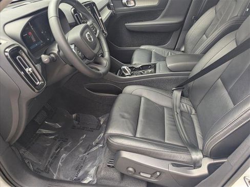 Used 2023 Volvo XC40 B5 Plus w/ Protection Package Premier image 17