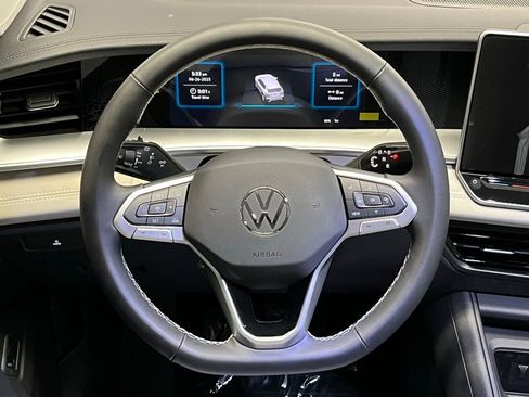 New 2025 Volkswagen Tiguan SE image 9