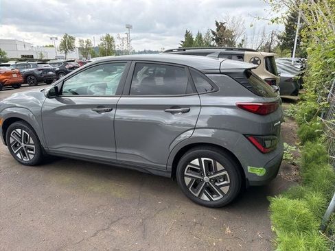 Used 2023 Hyundai Kona SE FWD image 3