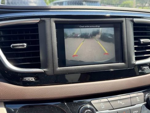 Used 2020 Chrysler Pacifica Touring w/ Cold Weather Group FWD image 23