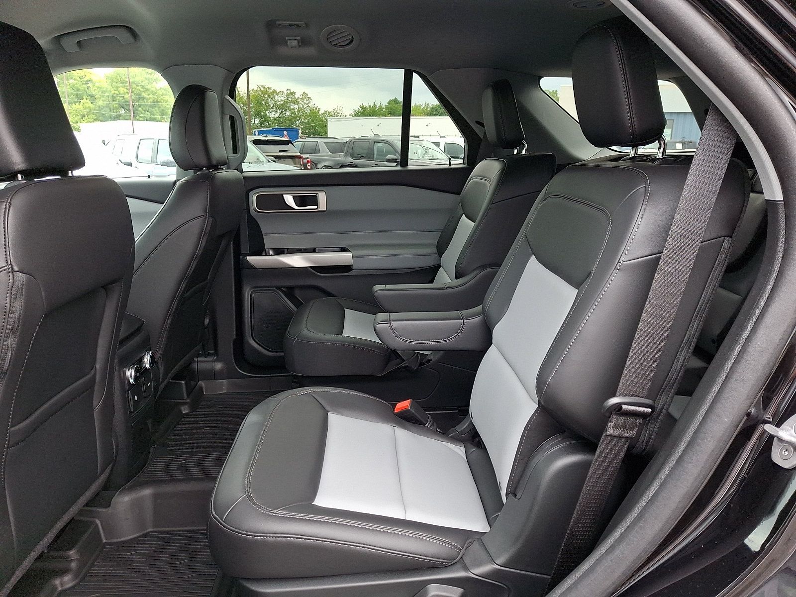 Used 2023 Ford Explorer XLT w/ Equipment Group 202A AWD/4WD image 10
