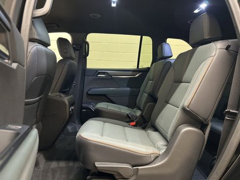 Used 2024 GMC Acadia AT4 w/ Luxury Package AWD/4WD image 8