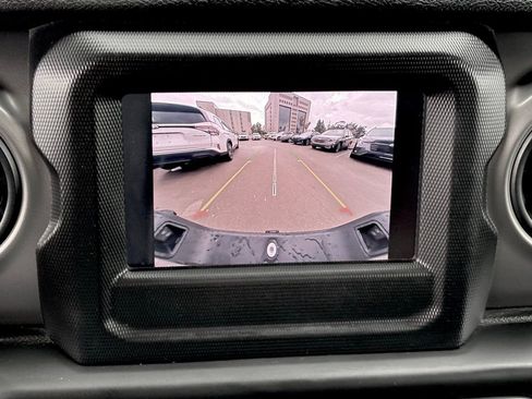 Used 2022 Jeep Gladiator Willys image 18