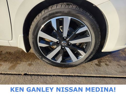 Used 2022 Nissan Versa SR w/ Convenience Package image 22