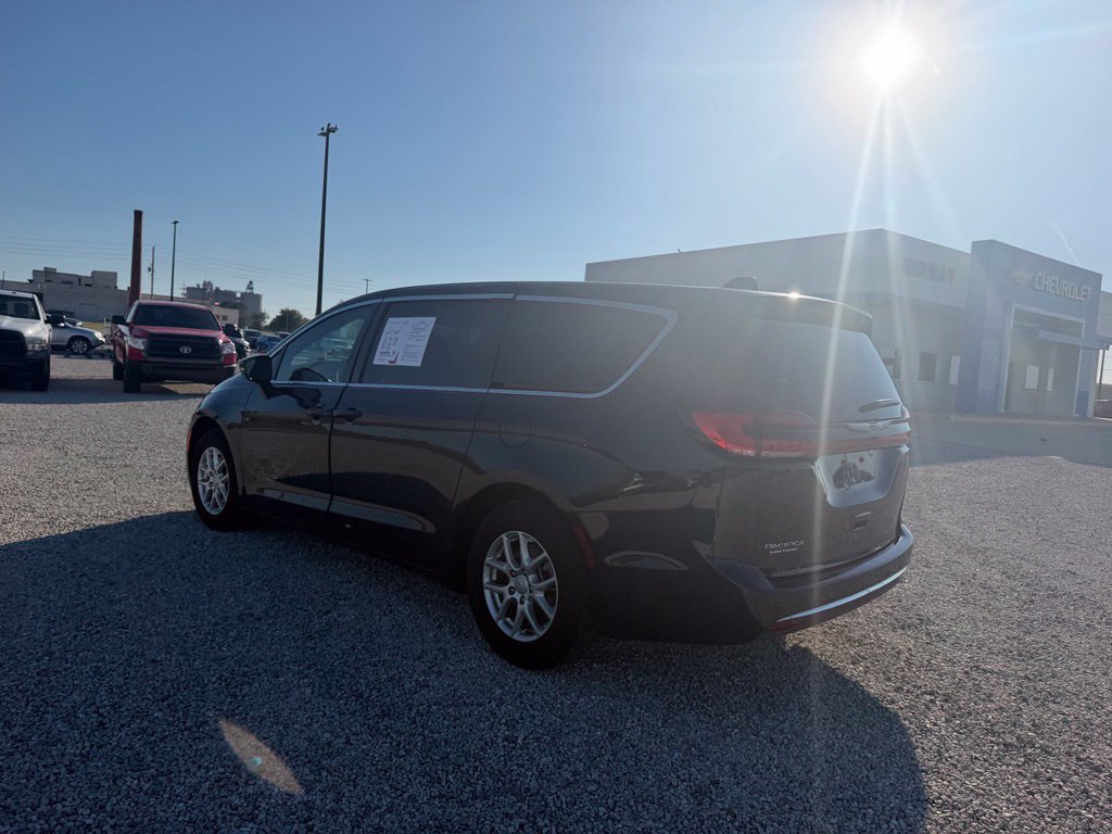 Used 2025 Chrysler Pacifica Select FWD image 5