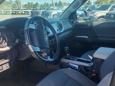 Used 2019 Toyota Tacoma SR5 AWD/4WD image 3