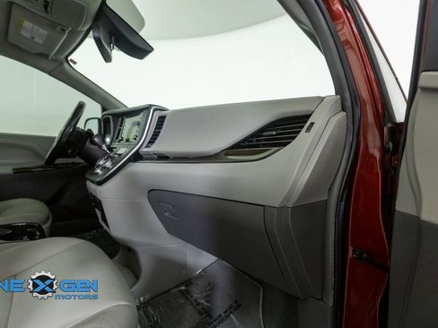 Used 2019 Toyota Sienna XLE w/ XLE Navigation Package image 34