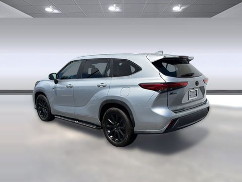 Used 2023 Toyota Highlander XLE FWD image 3