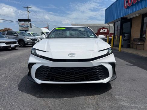 Used 2025 Toyota Camry SE FWD image 2