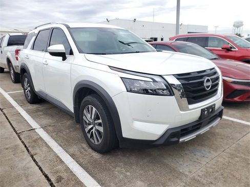 Used 2025 Nissan Pathfinder SL image 3