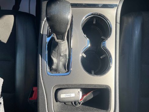 Used 2021 Jeep Grand Cherokee Laredo X image 14