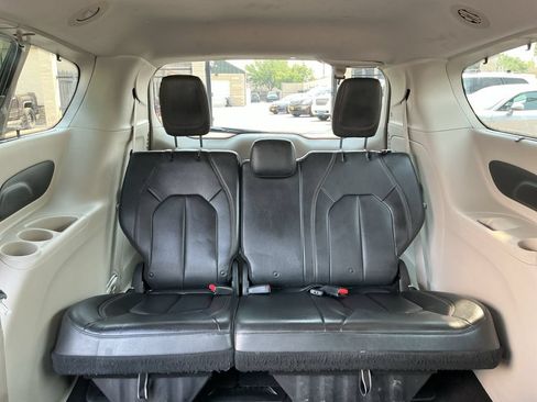 Used 2017 Chrysler Pacifica Touring-L FWD image 26