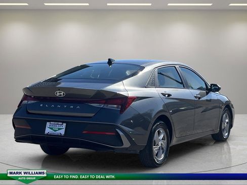 Used 2025 Hyundai Elantra SE w/ Cargo Package image 3