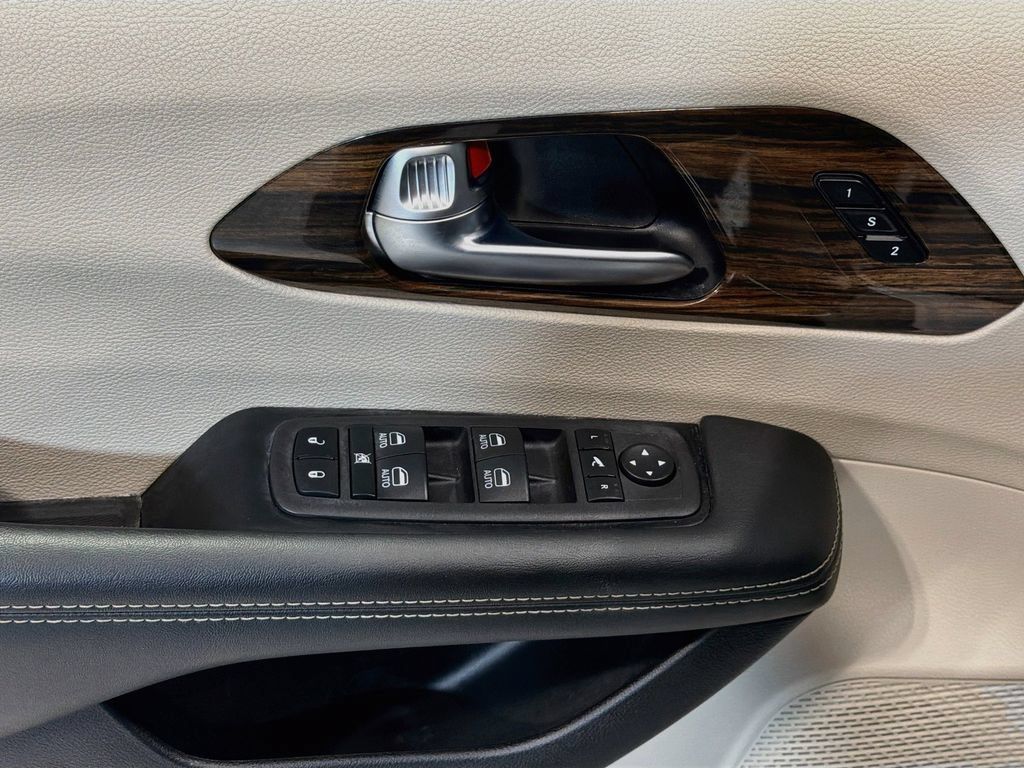 Used 2024 Chrysler Pacifica Limited FWD image 19