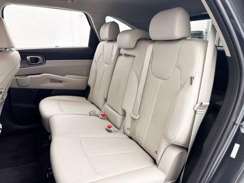 Used 2024 Kia Sorento S FWD image 29