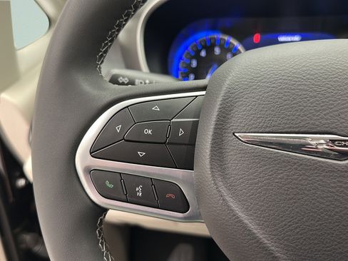 Used 2023 Chrysler Pacifica Touring-L AWD/4WD image 17