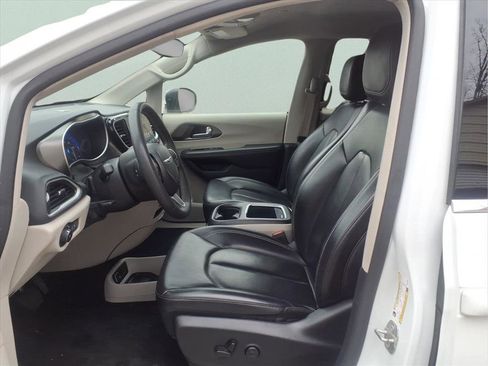 Used 2023 Chrysler Pacifica Touring-L image 9