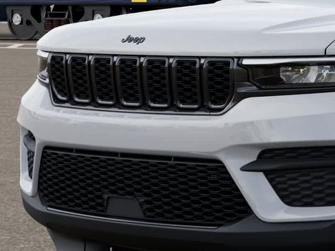 New 2025 Jeep Grand Cherokee Altitude AWD/4WD image 11
