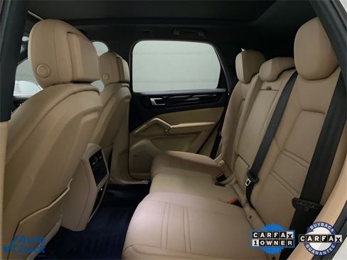 Used 2022 Porsche Cayenne w/ Premium Package image 18