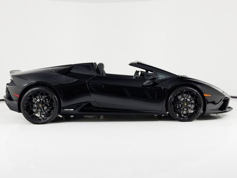 Used 2021 Lamborghini Huracan EVO RWD image 2