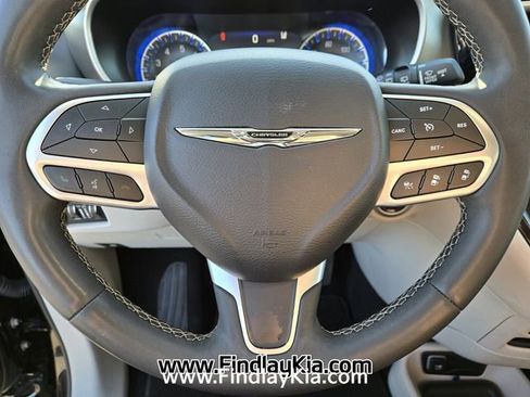 Used 2024 Chrysler Pacifica Touring-L image 23