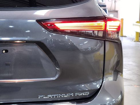 Used 2022 Toyota Highlander Platinum AWD/4WD image 22