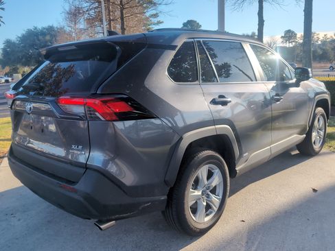 Used 2021 Toyota RAV4 XLE image 10