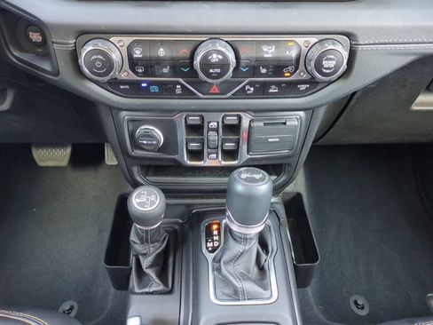 Used 2024 Jeep Wrangler Unlimited Sahara w/ Technology Group AWD/4WD image 19