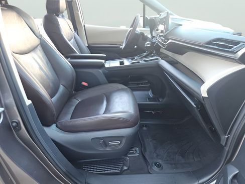 Used 2021 Toyota Sienna Platinum FWD image 30