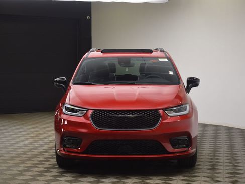 New 2026 Chrysler Pacifica Limited w/ S Appearance Package image 2