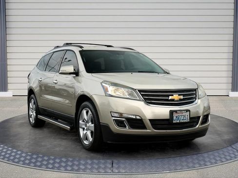 Used 2017 Chevrolet Traverse LT w/ Traveler's Package FWD image 1