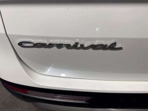 Used 2022 Kia Carnival LX image 19
