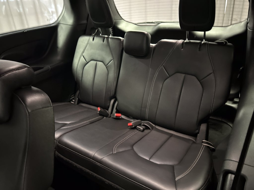 Used 2025 Chrysler Pacifica Select w/ Uconnect Theater Family Group FWD image 25