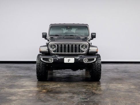 Used 2025 Jeep Wrangler Sahara image 2